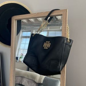 Barely used Tory Burch purse. Genuine leather with beautiful chain straps.